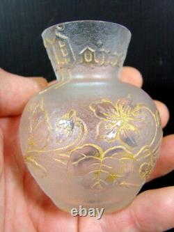 Vase Parlant Renflé Gravé Acide Doré Art Nouveau signé en creux Daum Nancy H 8cm