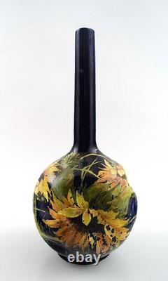 Vase art nouveau Rörstrand à col étroit en faïence. Early 20c