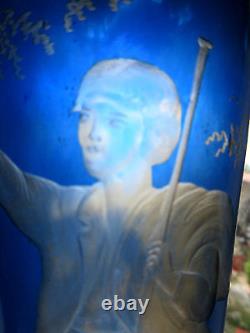Vase bleu Art Nouveau, cristal de Bohême dégagé à l'acide Tyrolien et son chien