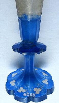 Vase bleu Art Nouveau, cristal de Bohême dégagé à l'acide Tyrolien et son chien