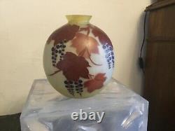 # Vase boule patte de verre Art nouveau signé Leg (Legras)
