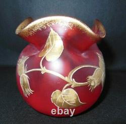 Vase bourse Art Nouveau, verre rouge émaillé à l'Or fin, décors de noisetiers