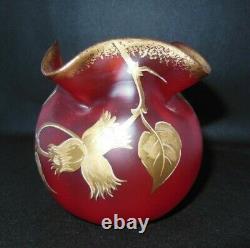Vase bourse Art Nouveau, verre rouge émaillé à l'Or fin, décors de noisetiers