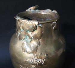 Vase bronze Art Nouveau, décor fleurs et insecte. Scarabé. F Delon Susse Frères