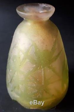 Vase d' Emile Gallé 1846 1904 en verre à décor chardon art nouveau jugendstil