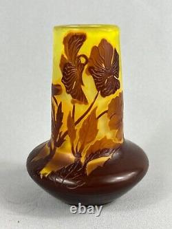 Vase de forme oignon''à décor de Fleurs de Pensées'' signé Gallé, début du XXèm
