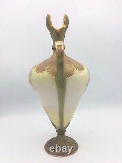 Vase en céramique à décor floral peint et doré signé Amphora Bohemia Art Nouveau