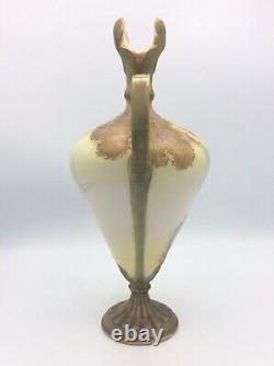 Vase en céramique à décor floral peint et doré signé Amphora Bohemia Art Nouveau