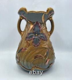 Vase en céramique émaillée irisée de Sarreguemines à décor floral Art Nouveau