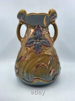 Vase en céramique émaillée irisée de Sarreguemines à décor floral Art Nouveau