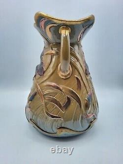 Vase en céramique émaillée irisée de Sarreguemines à décor floral Art Nouveau
