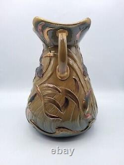 Vase en céramique émaillée irisée de Sarreguemines à décor floral Art Nouveau
