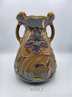 Vase en céramique émaillée irisée de Sarreguemines à décor floral Art Nouveau