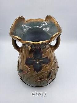 Vase en céramique émaillée irisée de Sarreguemines à décor floral Art Nouveau