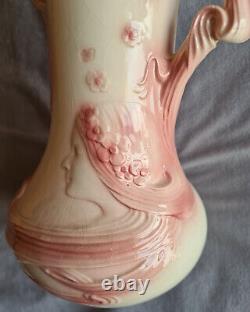 Vase en faïence art nouveau vers 1900 blanc rose Femme fleur dlg Mucha