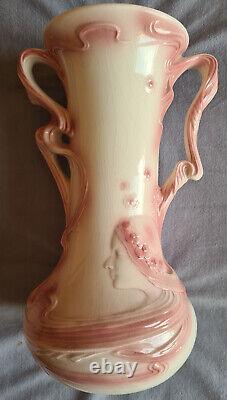 Vase en faïence art nouveau vers 1900 blanc rose Femme fleur dlg Mucha