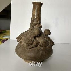 Vase en terre cuite Art nouveau avec trois personnages