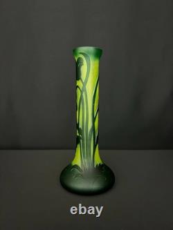 Vase en verre camée signé AV Style Art Nouveau Inspiration Gallé