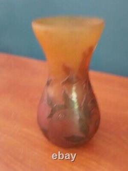 Vase en verre multicouche à décor dégagé à l'acide de fruits Gallé