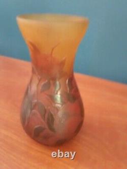 Vase en verre multicouche à décor dégagé à l'acide de fruits Gallé