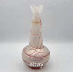 Vase en verre soufflé irisé décor filets roses de Pallme König Art Nouveau