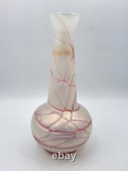 Vase en verre soufflé irisé décor filets roses de Pallme König Art Nouveau
