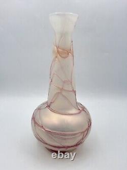 Vase en verre soufflé irisé décor filets roses de Pallme König Art Nouveau
