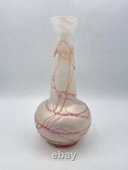 Vase en verre soufflé irisé décor filets roses de Pallme König Art Nouveau