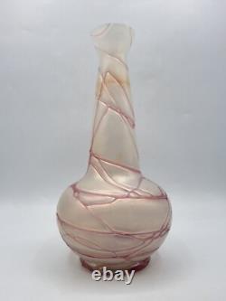 Vase en verre soufflé irisé décor filets roses de Pallme König Art Nouveau