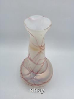 Vase en verre soufflé irisé décor filets roses de Pallme König Art Nouveau