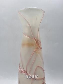 Vase en verre soufflé irisé décor filets roses de Pallme König Art Nouveau