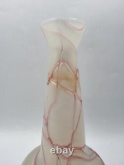 Vase en verre soufflé irisé décor filets roses de Pallme König Art Nouveau