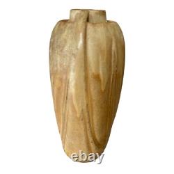 Vase époque Art nouveau 1900 en grès beige au décor de drapé signé au fond