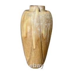 Vase époque Art nouveau 1900 en grès beige au décor de drapé signé au fond