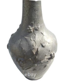 Vase etain decor houx d'époque Art Nouveau signé Seigneurie