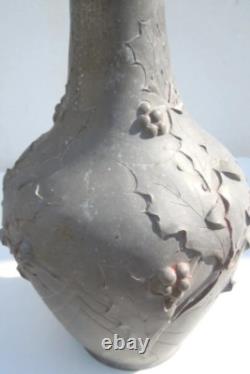 Vase etain decor houx d'époque Art Nouveau signé Seigneurie