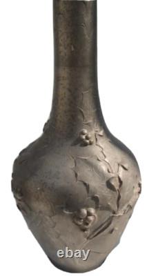 Vase etain decor houx d'époque Art Nouveau signé Seigneurie