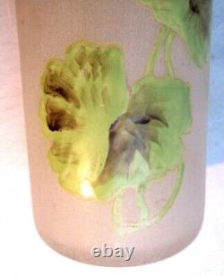 Vase rouleau au Géranium, verre vert anis émaillé LEGRAS, Art Déco Nouveau
