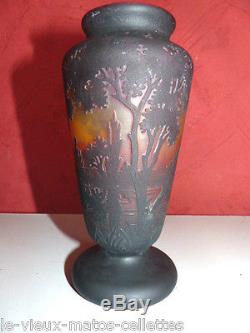 Vase signé Daum en patte de verre à décor lacustre gravé à l'acide époque 1920